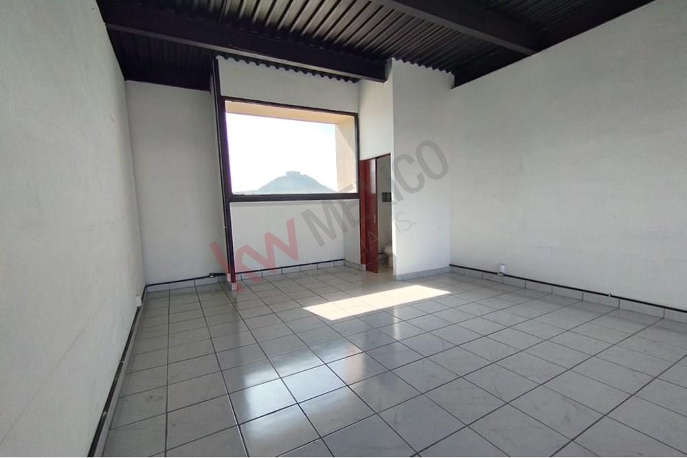 LOCAL COMERCIAL EN PLAZA, UBICACION PRIVILEGIADA, GIRO ZAPATERIA, SUPLEMENTOS, ROPA, OFICINA, ETC.