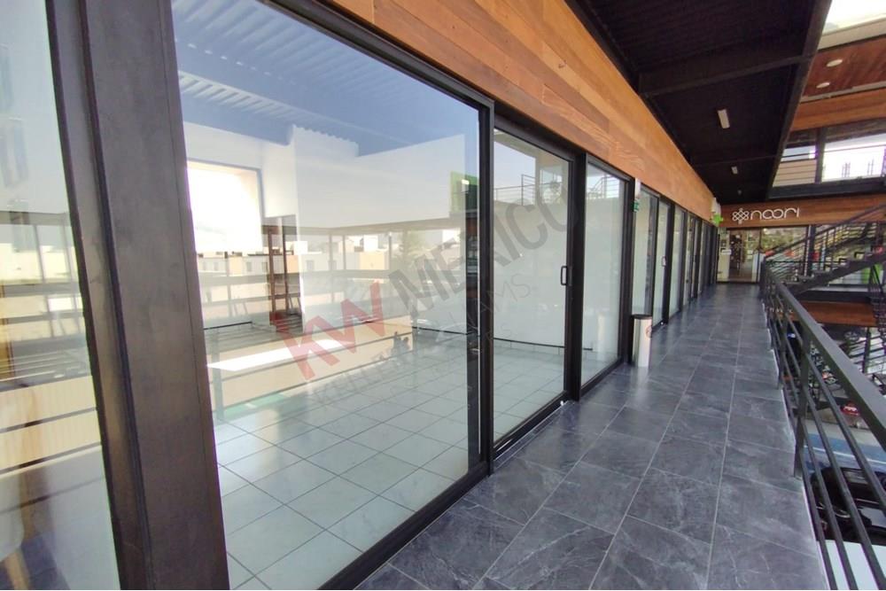 LOCAL COMERCIAL EN PLAZA, UBICACION PRIVILEGIADA, GIRO ZAPATERIA, SUPLEMENTOS, ROPA, OFICINA, ETC.