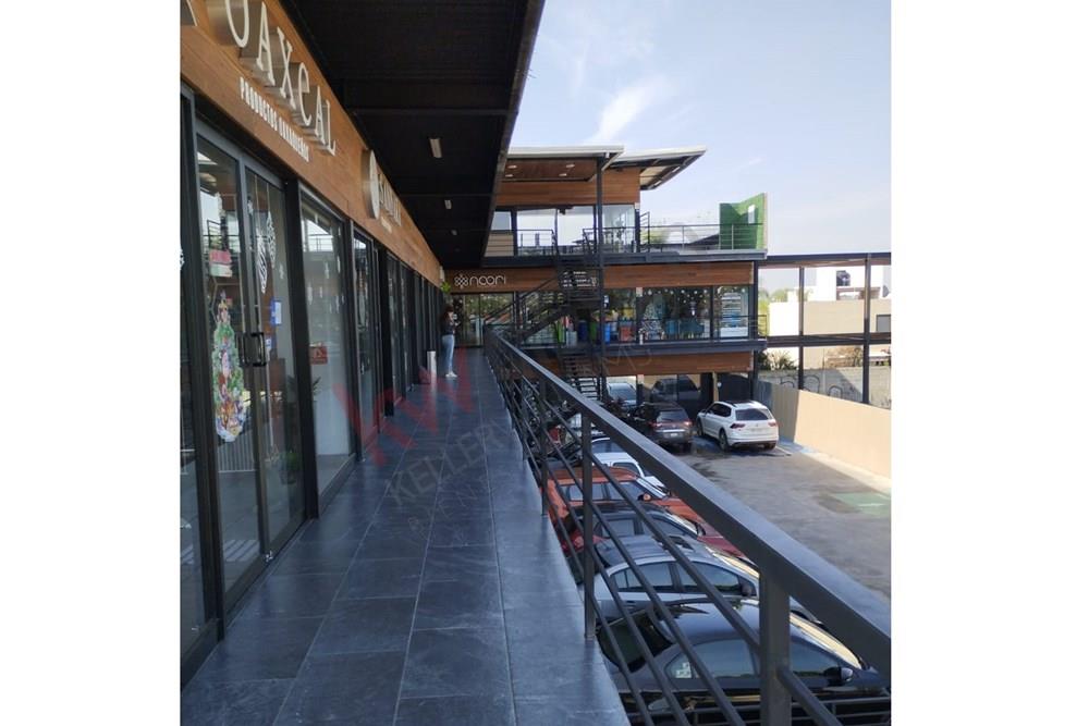 LOCAL COMERCIAL EN PLAZA, UBICACION PRIVILEGIADA, GIRO ZAPATERIA, SUPLEMENTOS, ROPA, OFICINA, ETC.