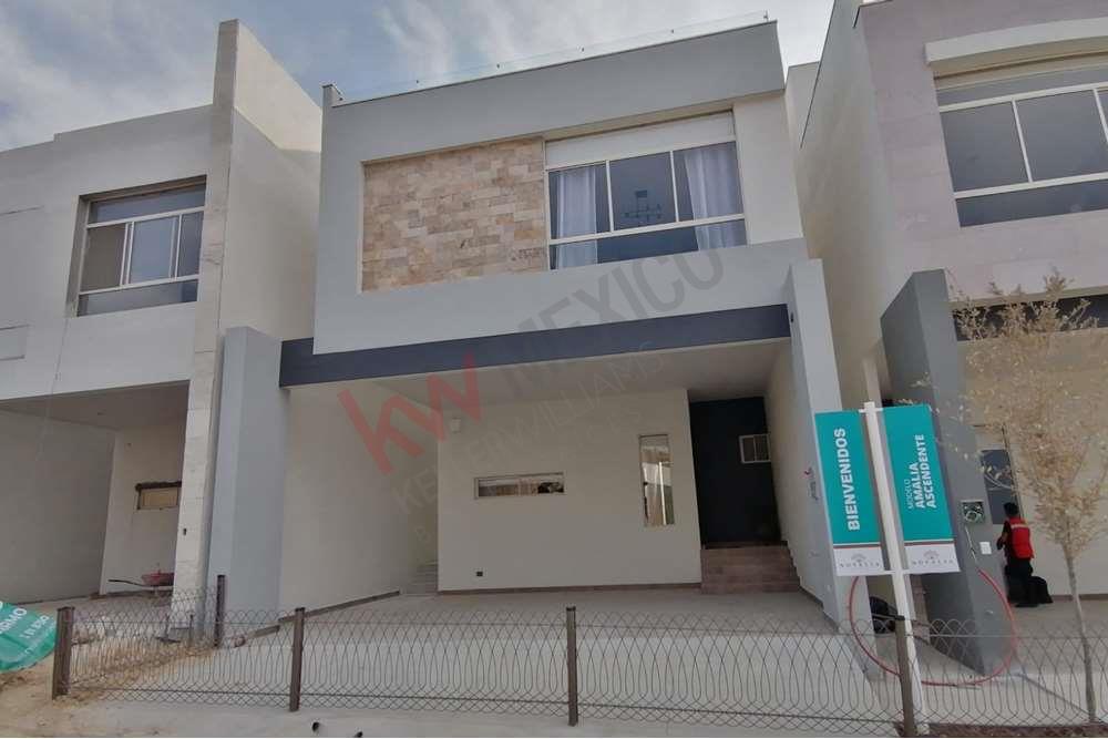 Casa en Venta de 3 niveles con terraza, Área Dominio Cumbres del lado de la montaña!