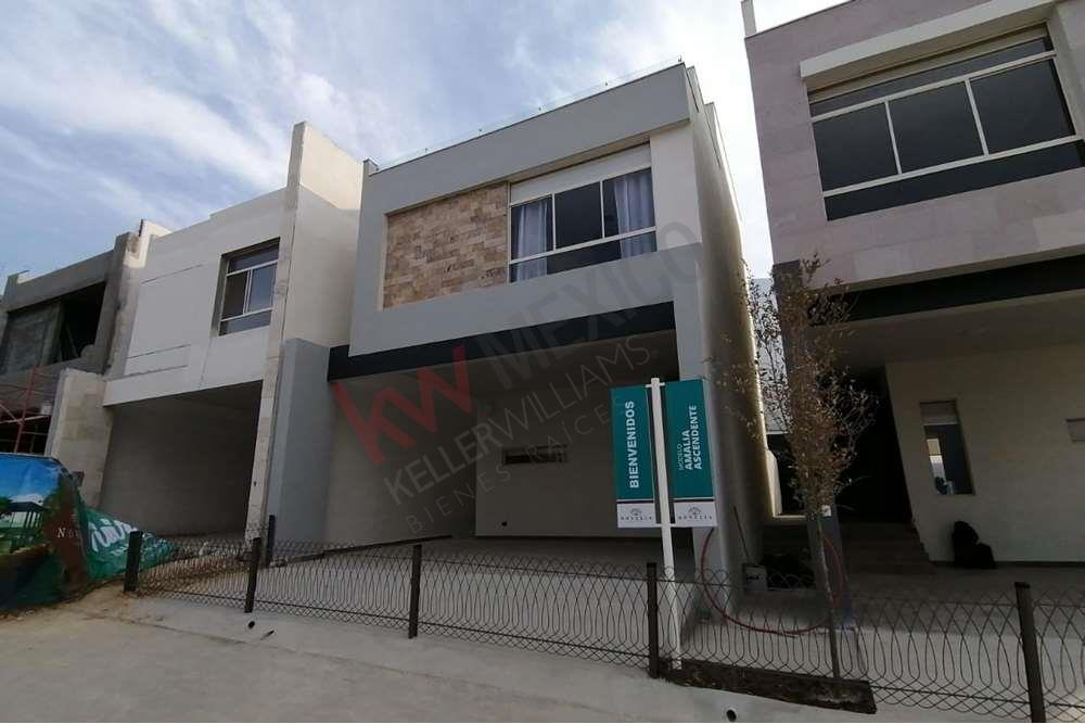 Casa en Venta de 3 niveles con terraza, Área Dominio Cumbres del lado de la montaña!