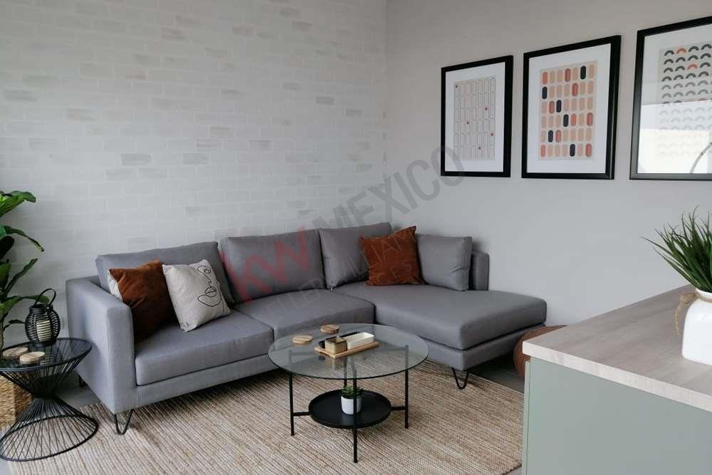 Casa en Venta de 3 niveles con terraza, Área Dominio Cumbres del lado de la montaña!