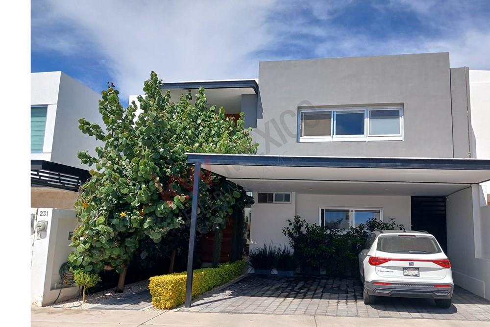 CASA EN VENTA JURIQUILLA QUERETARO CON TERRAZA Y JARDIN