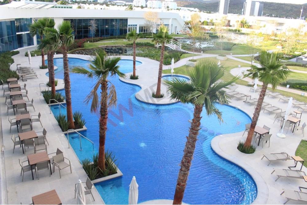 Renta de departamento amueblado en Juriquilla Towers con adecuaciones y equipamiento premium