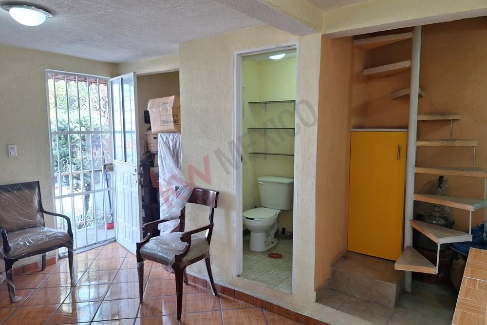 ¡Versatil departamento de 2 niveles en la histórica colonia Morelos, cuanta con acceso a calle Caridad y avenida del trabajo!