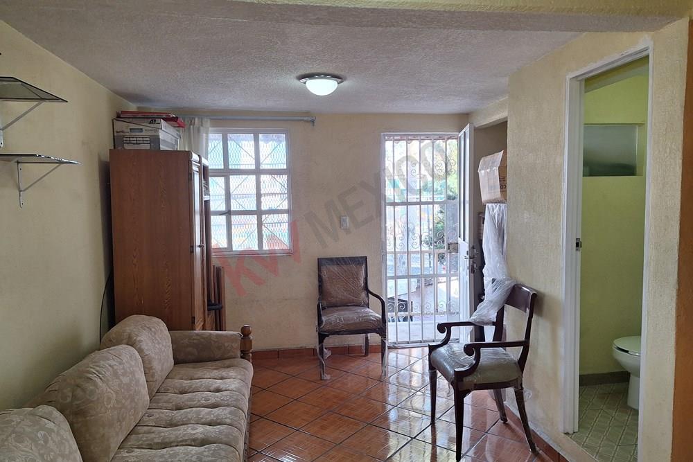 ¡Versatil departamento de 2 niveles en la histórica colonia Morelos, cuanta con acceso a calle Caridad y avenida del trabajo!