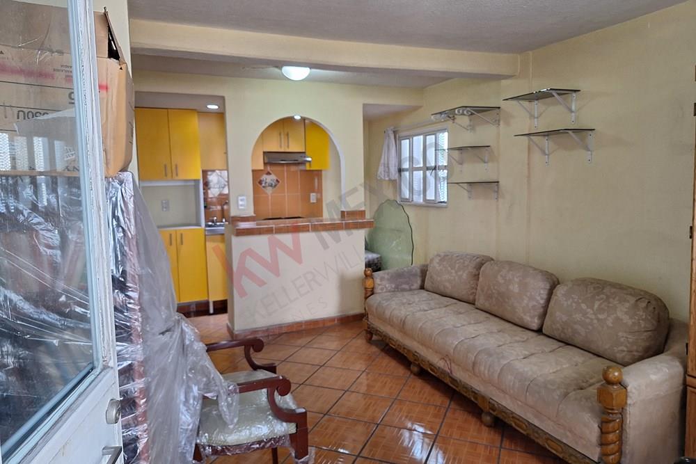 ¡Versatil departamento de 2 niveles en la histórica colonia Morelos, cuanta con acceso a calle Caridad y avenida del trabajo!
