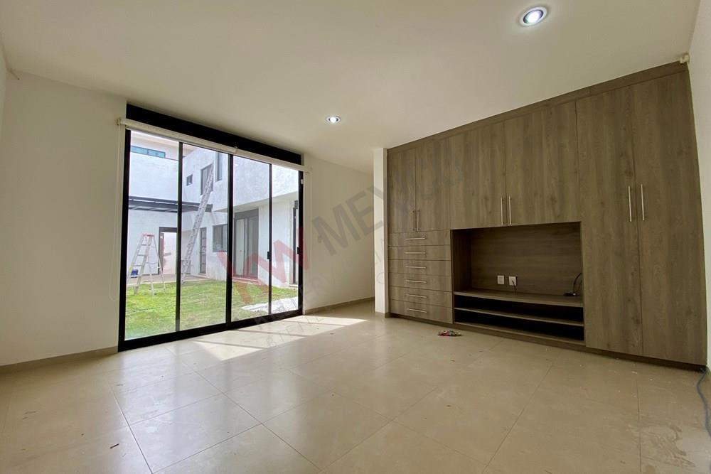 CASA DE 4 RECÁMARAS COMPLETAS, UNA DE ELLAS EN PLANTA BAJA, CUMBRES DEL LAGO JURIQUILLA.
