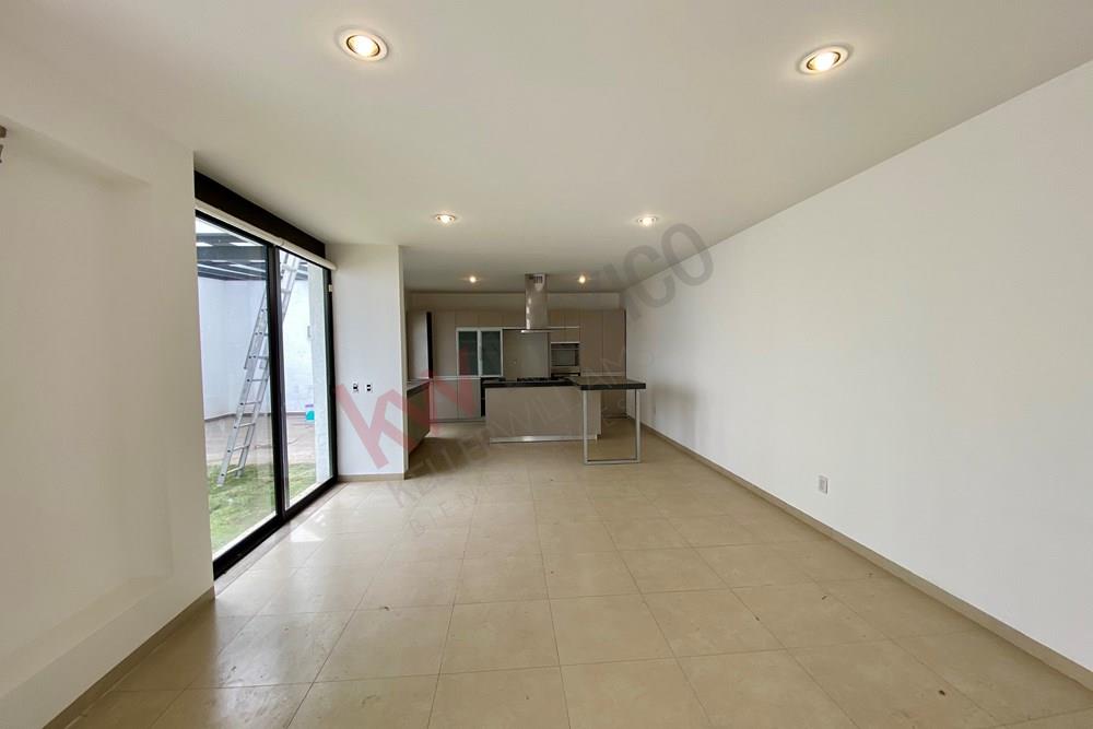 CASA DE 4 RECÁMARAS COMPLETAS, UNA DE ELLAS EN PLANTA BAJA, CUMBRES DEL LAGO JURIQUILLA.