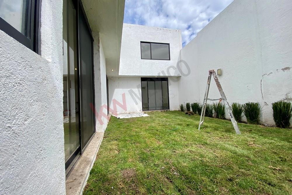 CASA DE 4 RECÁMARAS COMPLETAS, UNA DE ELLAS EN PLANTA BAJA, CUMBRES DEL LAGO JURIQUILLA.