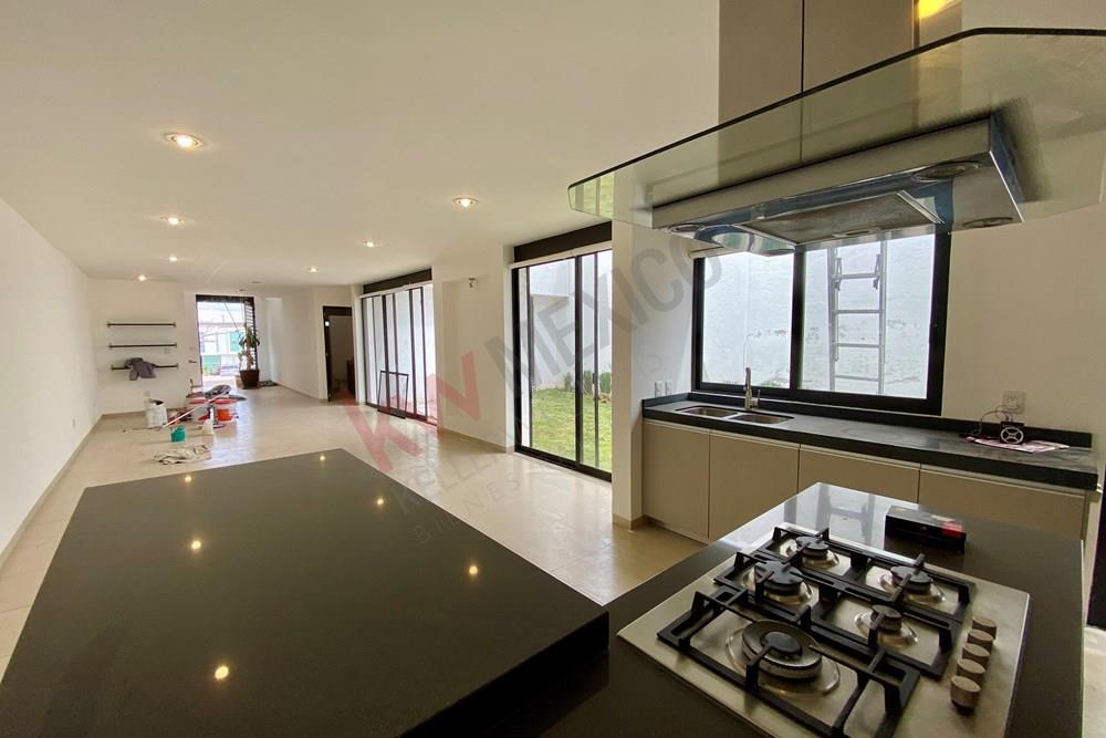 CASA DE 4 RECÁMARAS COMPLETAS, UNA DE ELLAS EN PLANTA BAJA, CUMBRES DEL LAGO JURIQUILLA.