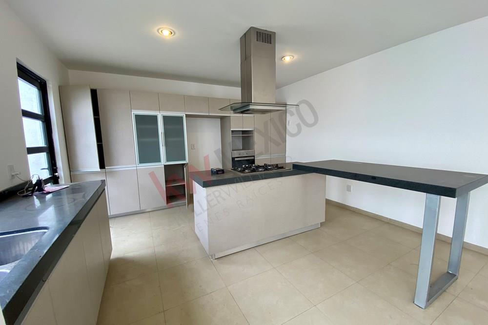 CASA DE 4 RECÁMARAS COMPLETAS, UNA DE ELLAS EN PLANTA BAJA, CUMBRES DEL LAGO JURIQUILLA.