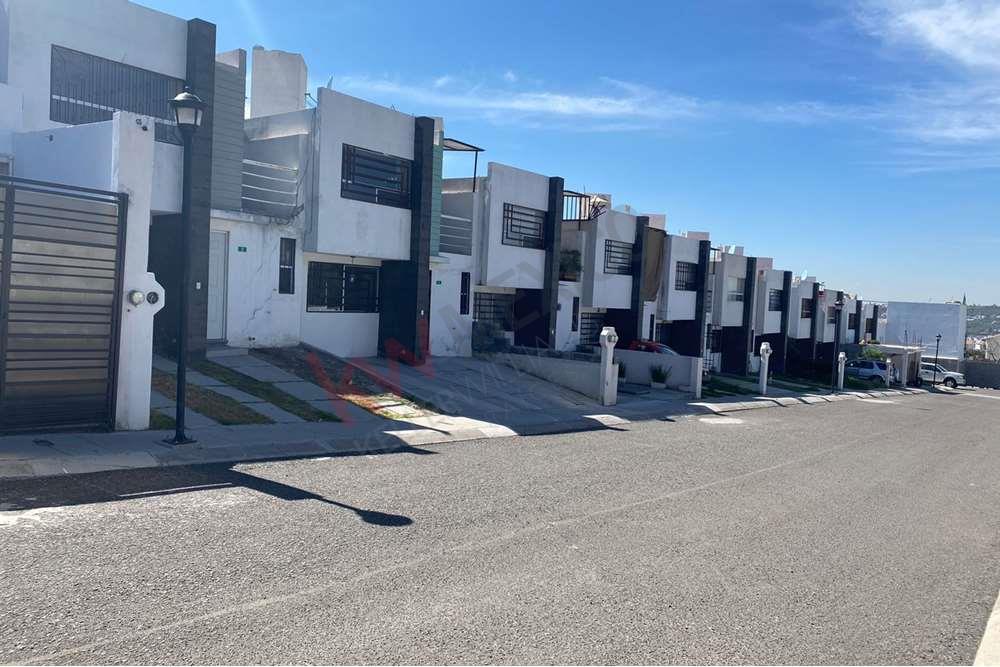 Casa en renta, sobre Avenida Peñaflor y Valle de Santiago.