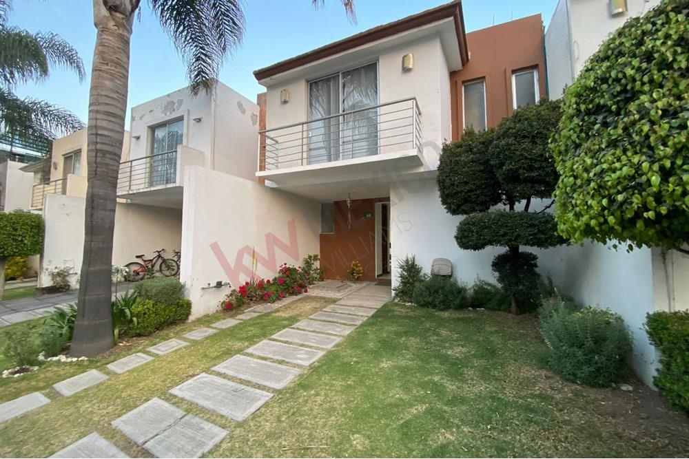 CASA CON JARDÍN EN FRACCIONAMIENTO SOBRE AVENIDA TLAXCALA, CUAUTLANCINGO, CERCA DE PERIFERICO, STARBUCKS