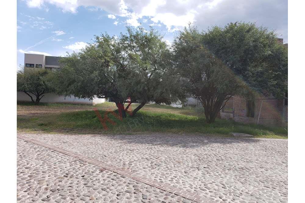 Terreno Plano en Residencial de Lujo en Venta en Exclusiva Privada en Arcos de Piedra en Querétaro
