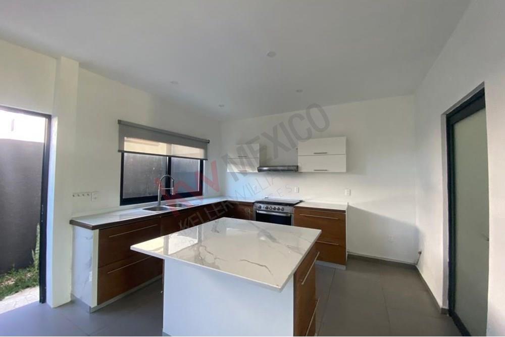 Casa en venta con opcion a 4ta recamara en planta baja, Opuntia, Zibatá.