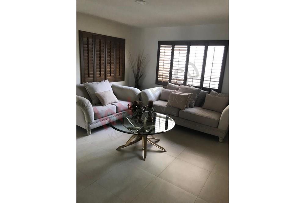 CASA CON  ALBERCA PARA DISFRUTAR EN PRIVACIDAD  EN COLINAS DE SAN JERÓNIMO. MONTERREY NUEVO LEÓN