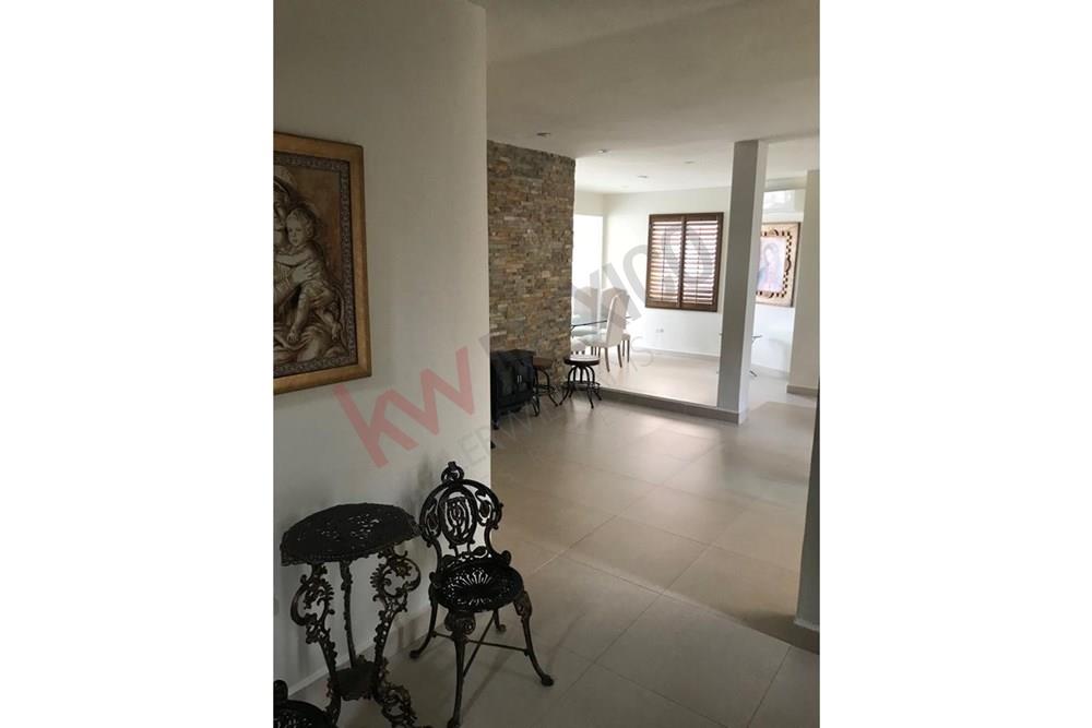 CASA CON  ALBERCA PARA DISFRUTAR EN PRIVACIDAD  EN COLINAS DE SAN JERÓNIMO. MONTERREY NUEVO LEÓN