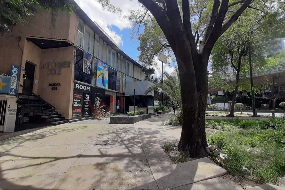 LOCAL COMERCIAL DE 162 m2 A NIVEL DE CALLE CON DOS FRENTES SOBRE AV SAN ANTONIO Y DAKOTA RESPECTIVAMENTE