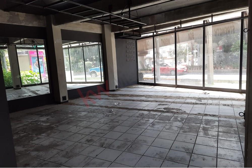 LOCAL COMERCIAL DE 162 m2 A NIVEL DE CALLE CON DOS FRENTES SOBRE AV SAN ANTONIO Y DAKOTA RESPECTIVAMENTE