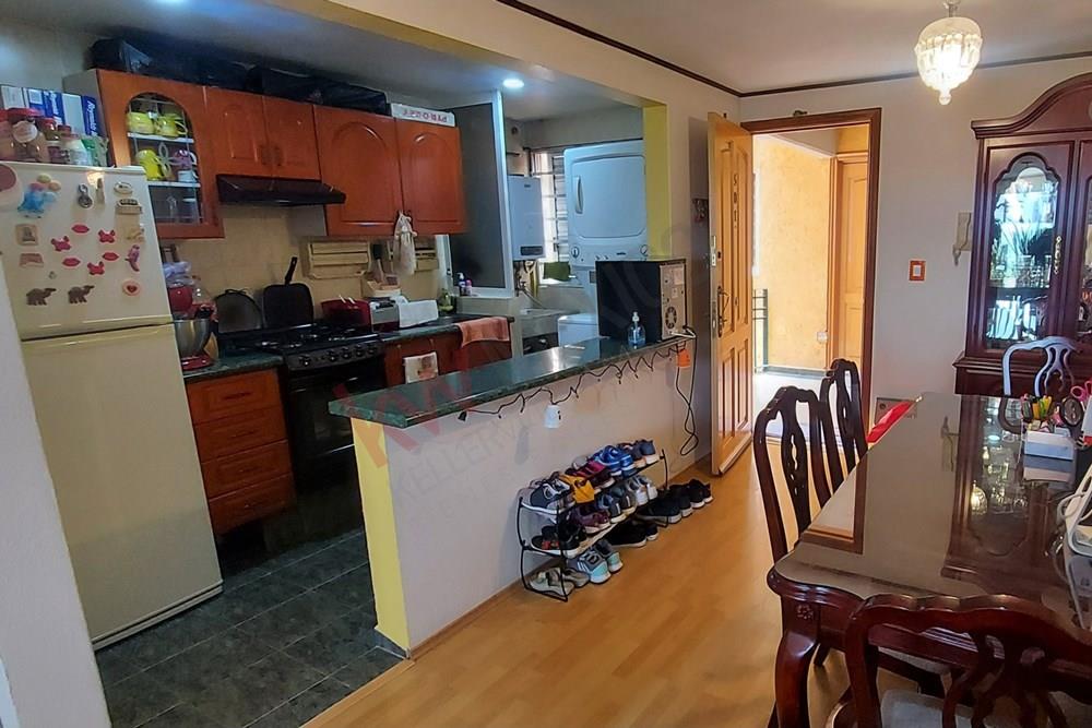 Amplio departamento con balcón y dos estacionamientos en Portales Norte