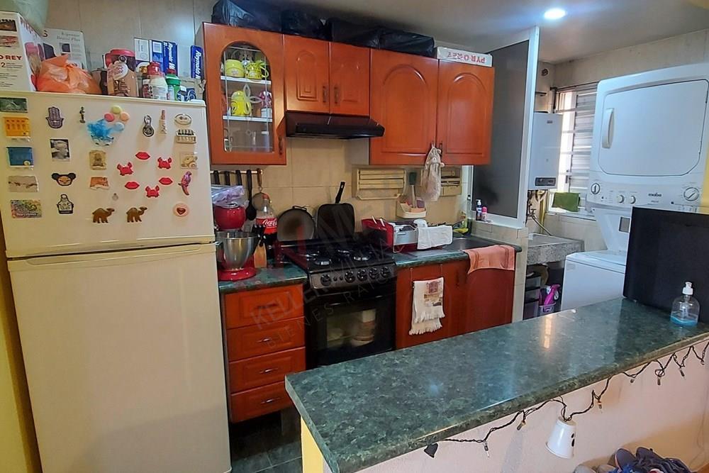 Amplio departamento con balcón y dos estacionamientos en Portales Norte