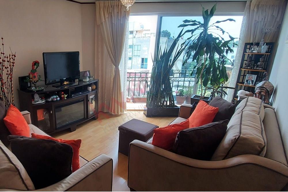 Amplio departamento con balcón y dos estacionamientos en Portales Norte