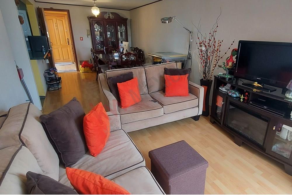 Amplio departamento con balcón y dos estacionamientos en Portales Norte