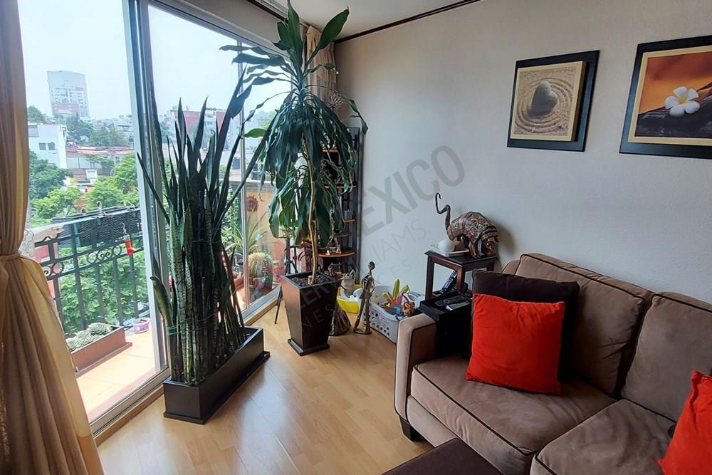 Amplio departamento con balcón y dos estacionamientos en Portales Norte