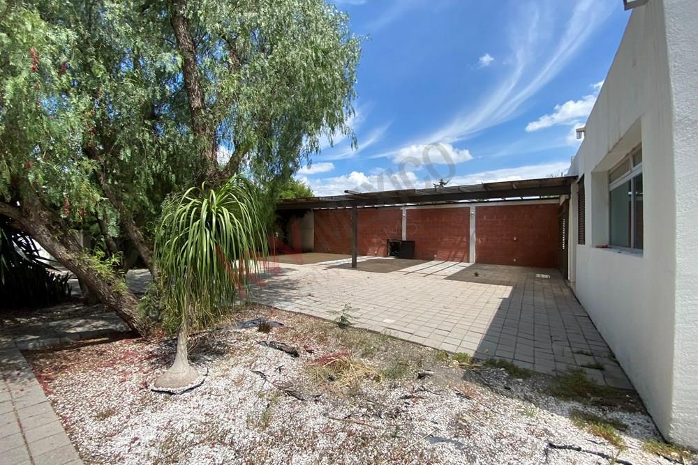 3.6 hectareas Finca de Hermosas áreas verdes, grandes extensiones, 2 edificios de construcción, Quintanares Pedro Escobedo, Queretaro