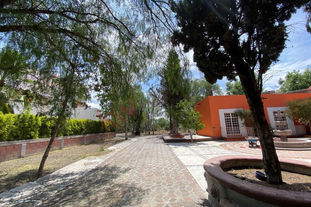 3.6 hectareas Finca de Hermosas áreas verdes, grandes extensiones, 2 edificios de construcción, Quintanares Pedro Escobedo, Queretaro