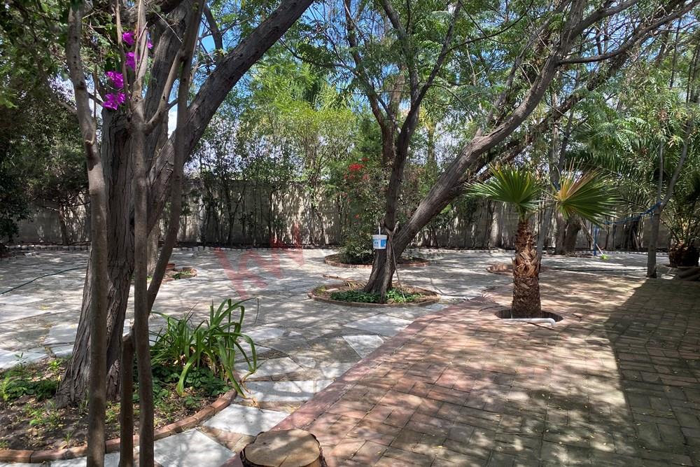 3.6 hectareas Finca de Hermosas áreas verdes, grandes extensiones, 2 edificios de construcción, Quintanares Pedro Escobedo, Queretaro
