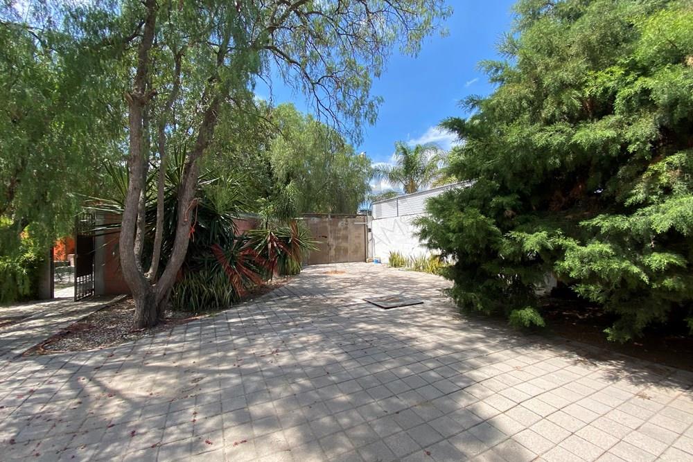 3.6 hectareas Finca de Hermosas áreas verdes, grandes extensiones, 2 edificios de construcción, Quintanares Pedro Escobedo, Queretaro
