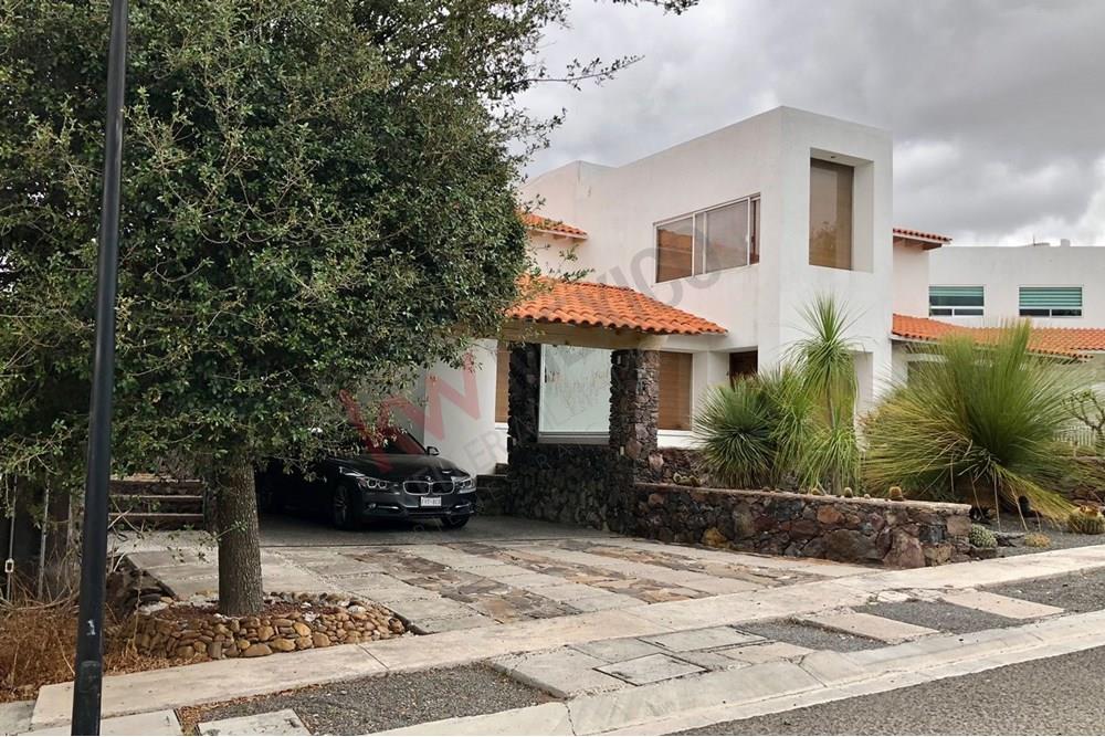 Extraordinaria Casa en Venta, estilo Campestre en Vista Real Corregidora