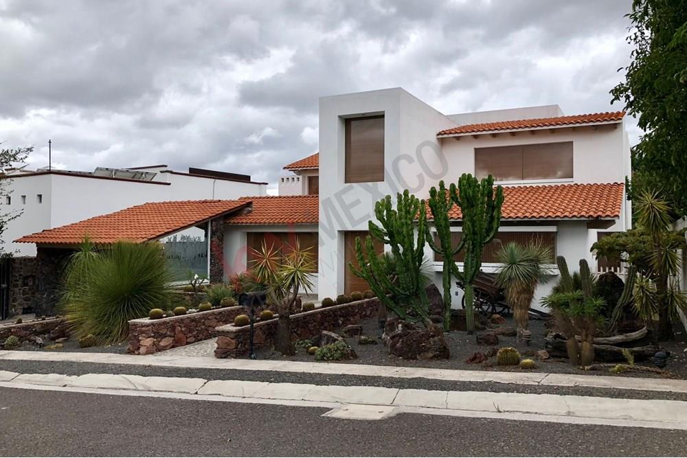 Extraordinaria Casa en Venta, estilo Campestre en Vista Real Corregidora