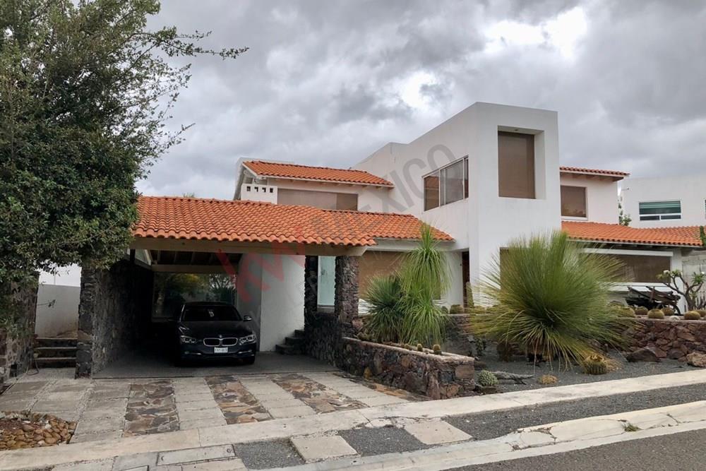 Extraordinaria Casa en Venta, estilo Campestre en Vista Real Corregidora