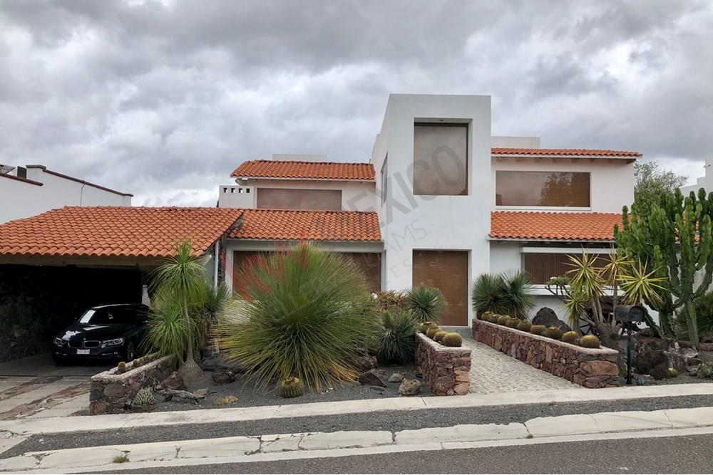 Extraordinaria Casa en Venta, estilo Campestre en Vista Real Corregidora