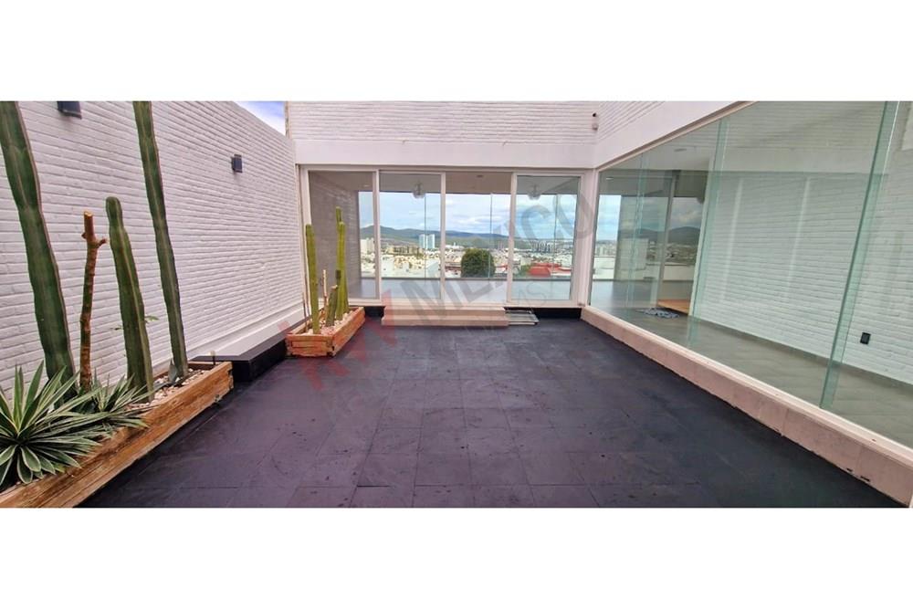 CASA EN CUMBRES DEL LAGO JURUQUILLA DE 4 RECAMARAS CON VISTAS PANORÁMICAS