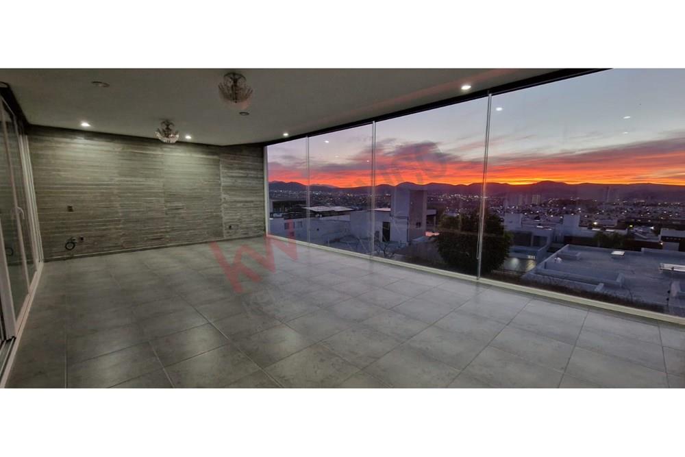 CASA EN CUMBRES DEL LAGO JURUQUILLA DE 4 RECAMARAS CON VISTAS PANORÁMICAS