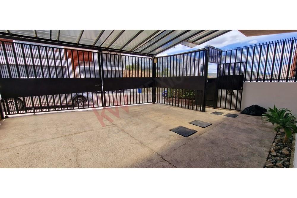 CASA EN CUMBRES DEL LAGO JURUQUILLA DE 4 RECAMARAS CON VISTAS PANORÁMICAS