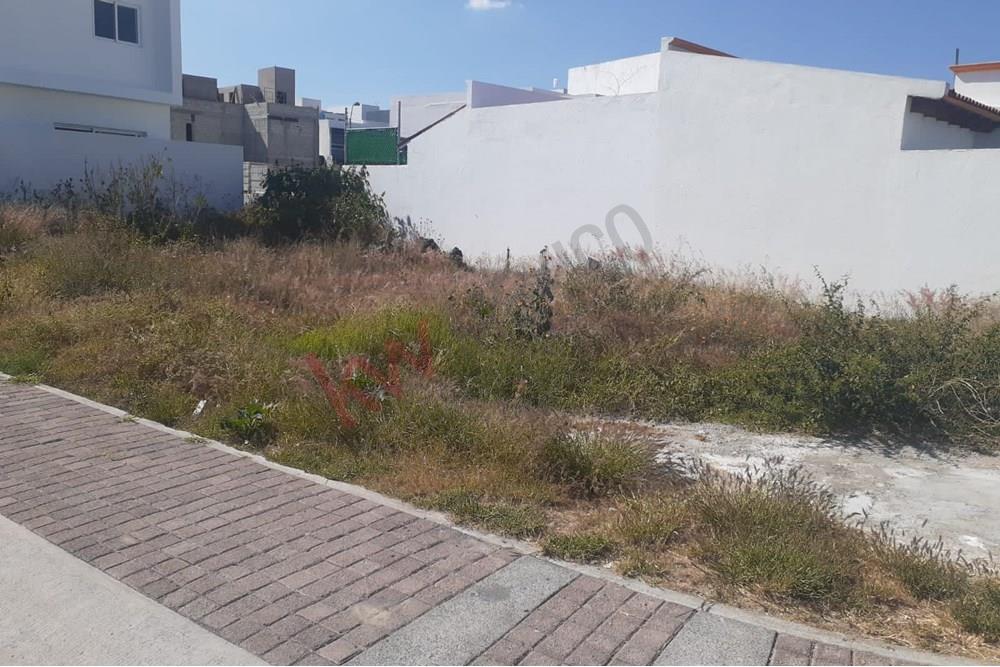 Terreno en venta en Querétaro en Colinas de Juriquilla a 5 minutos de UVM, de Plaza Juriquilla con Bancos, tiendas, Fresco, todo muy cerca, vías rápidas, hospitales, con gran plusvalía.