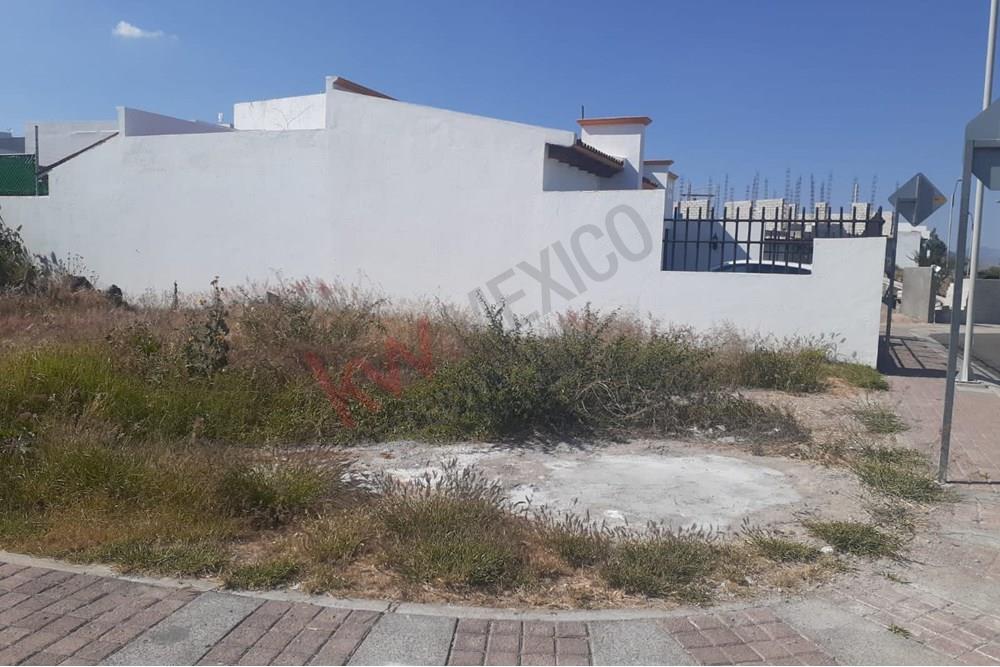 Terreno en venta en Querétaro en Colinas de Juriquilla a 5 minutos de UVM, de Plaza Juriquilla con Bancos, tiendas, Fresco, todo muy cerca, vías rápidas, hospitales, con gran plusvalía.
