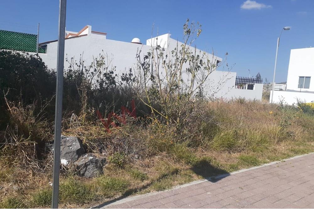 Terreno en venta en Querétaro en Colinas de Juriquilla a 5 minutos de UVM, de Plaza Juriquilla con Bancos, tiendas, Fresco, todo muy cerca, vías rápidas, hospitales, con gran plusvalía.
