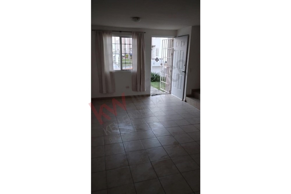 CASA EN VENTA EN FRACCIONAMIENTO VIÑEDOS EXCELENTE UBICACIÓN