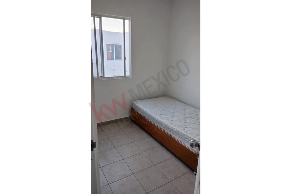 CASA EN VENTA EN FRACCIONAMIENTO VIÑEDOS EXCELENTE UBICACIÓN
