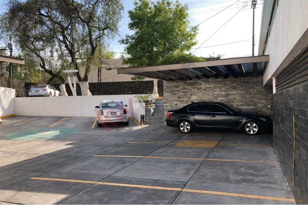 PROPIEDAD CON USO DE SUELO MIXTO, 1310m2 IDEAL OFICINAS. Para inversionistas.