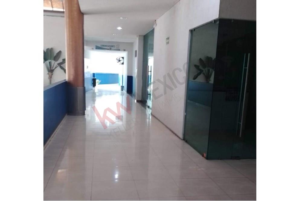 OFICINA EN VENTA DENTRO DE PLAZA COMERCIAL EN LA ZONA CENTRO DE QUERÉTARO