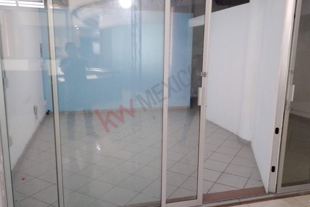 OFICINA EN VENTA DENTRO DE PLAZA COMERCIAL EN LA ZONA CENTRO DE QUERÉTARO