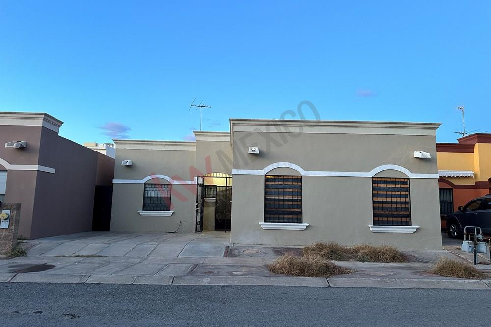 CASA EN RENTA  DE UNA SOLA PLANTA, SECTOR LA SARZANA, POR SECTOR TRES TORRES, ALDABAS Y CAMINO  A ESCUEDERO. EN CIUDAD JUAREZ, FRENTE A PAQUE