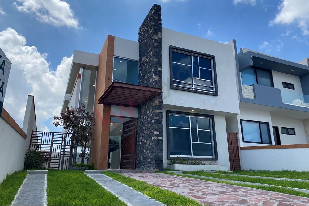 Casa en Venta, GRAND Juriquilla, Real de Juriquilla, Fraccionamiento  Cerrado con Alberca, Zona Asadores, Cancha de